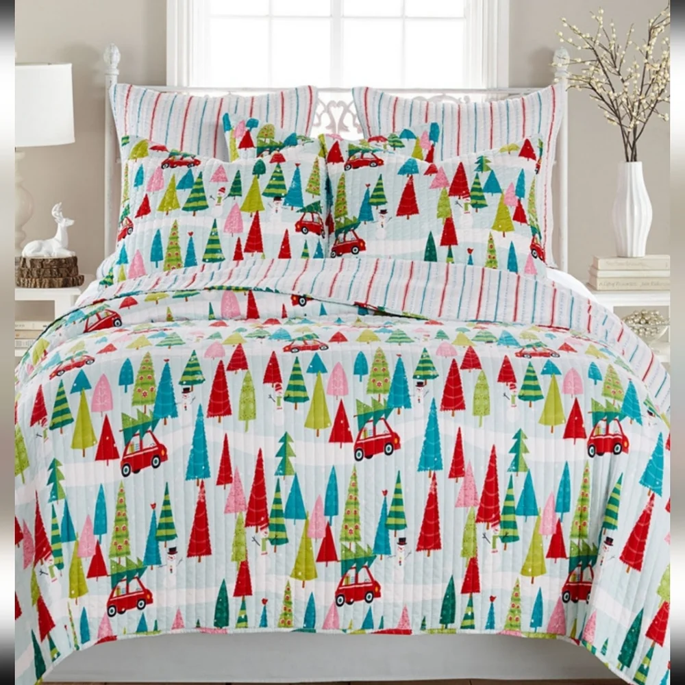 LEVTEX JOLLY HOLLY QUILT SIZE KING NWT